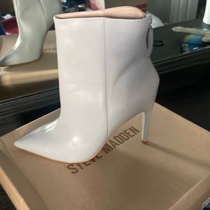 Steve Madden gray leather ankle boots.